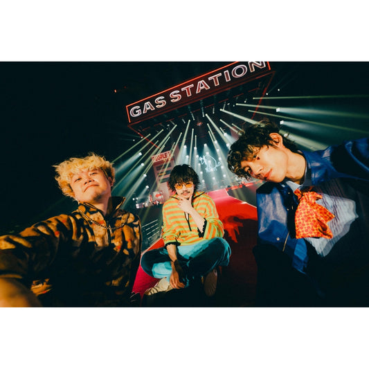 PEOPLE 1 首張 Live Blu-ray 《PEOPLE IN THE GAS STATION》 <完全生産限定盤(Blu-ray+針扣式襟章+貼紙Set>
